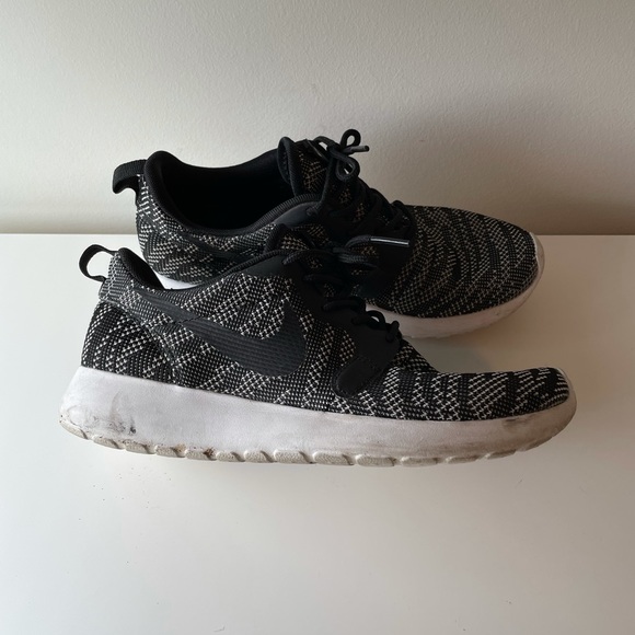 Nike women’s Roche runner in size US 6.5 - Picture 3 of 7